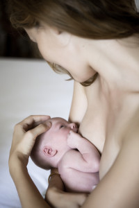 Foto einer Mutter, die ihren Säugling stillt
